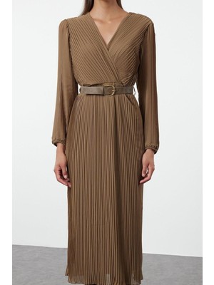 FRM Kadın Moda Midi Boy Kruvaze Regular Koyu Vizon Kemerli A Kesim Piliseli Astarlı Şifon Dokuma Elbise