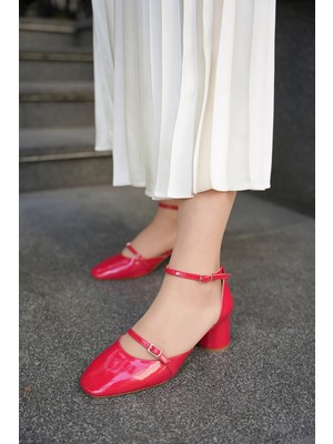 Laminta Saigo Kırmızı Çift Toka Detaylı Küt Burunlu Kalın Topuklu Ayakkabı