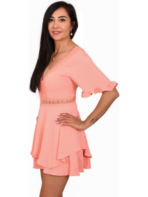 Duygu Dilsiz Pembe Yaka Bel ve Kol Detaylı Şortlu Mini Elbise