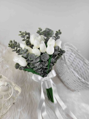 TT Organizasyon Islak Dokulu Lale ve Yapay Okaliptuslu Gelinbuketi Gelinçiçeği ve