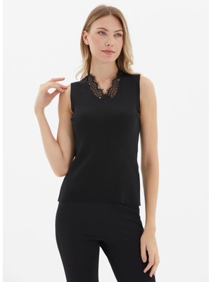 Selen V Yaka Dantel Siyah Kadın Bluz 24KSL8925