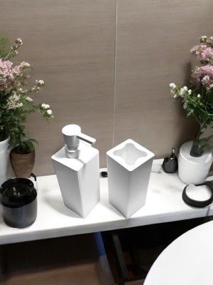 BG Signature Modern Kare Banyo Seti: Sıvı Sabunluk ve Diş Fırçalık Beyaz