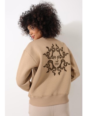 Amida Kamel Sırtı Medusa Nakış Işlemeli Bisiklet Yaka Oversize Kadın Sweatshirt - 2446