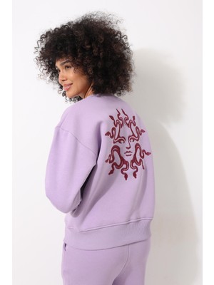 Amida Lila Sırtı Medusa Nakış Işlemeli Bisiklet Yaka Oversize Kadın Sweatshirt - 2446