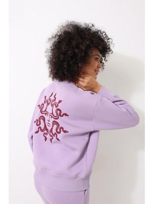 Amida Lila Sırtı Medusa Nakış Işlemeli Bisiklet Yaka Oversize Kadın Sweatshirt - 2446