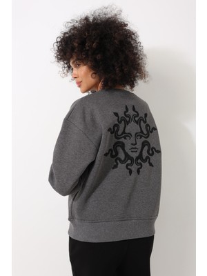 Amida Antrasit Sırtı Medusa Nakış Işlemeli Bisiklet Yaka Oversize Kadın Sweatshirt - 2446