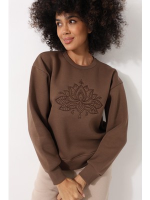 Amida Kahverengi Önü Lotus Çiçeği Nakış Işlemeli Bisiklet Yaka Oversize Kadın Sweatshirt - 2447