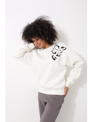 Amida Ekru Omzu Lazer Kesim Çiçek Nakış Detaylı Bisiklet Yaka Oversize Kadın  Sweatshirt - 2448