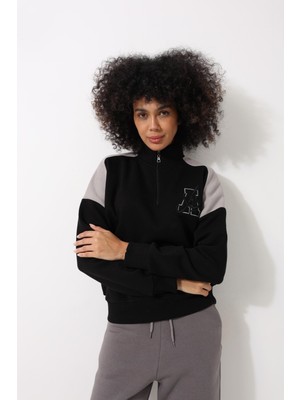 Amida Siyah Kadın Yarım Balıkçı Yaka Fermuarlı Blok Parçalı Nakış Detaylı Oversize Sweatshirt - 2451