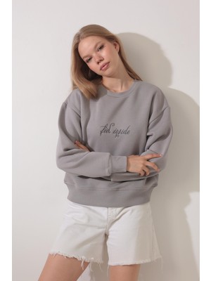 Amida Gri Sırtı Leylek Nakış Işlemeli Bisiklet Yaka Sweatshirt - 2436