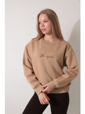 Amida Bej Sırtı Leylek Nakış Işlemeli Bisiklet Yaka Sweatshirt - 2436