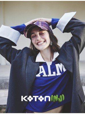 Koton x Inji - Polo Yaka Kolej Baskılı Uzun Kollu Şerit Detaylı Tişört