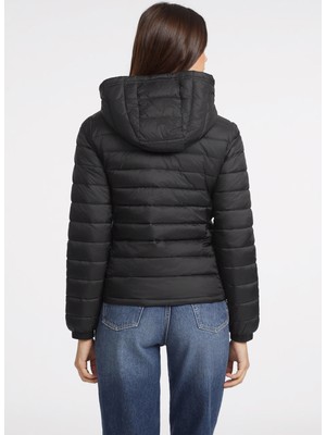 Guess Jeans Kapüşon Yaka Normal Kalıp Desenli Siyah Kadın Mont Gj Hooded Puffer - Recy Irıdescent