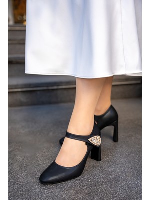 Laminta Peina Siyah Geniş Topuklu Taşlı Cırt Aksesuar Detaylı  Kadın Topuklu Ayakkabı