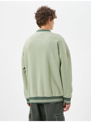 Koton Kolej Oversize Sweatshirt V Yaka Aplike Işleme Detaylı - Koton - 4WAM70026MK - Yeşil