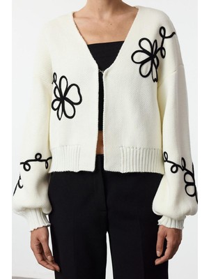 FRM Kadın Moda Şık V Yaka Standart Kol Regular Nakış Detaylı Triko Hırka