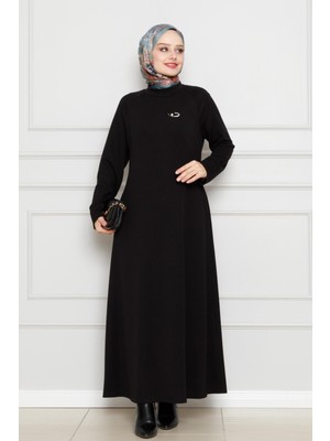 Broş Detaylı Elbise-Siyah