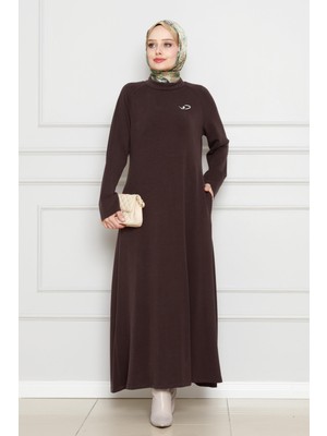 Broş Detaylı Elbise-Kahverengi