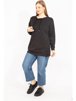 Kadın Siyah Büyük Beden Yan Fermuar Yırtmaçlı Yakası Kuşgözü Detaylı Sweatshirt 65N35638