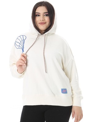 Kadın Büyük Beden Kemik Omuzu Nakış ve Arkası Baskı Detaylı Kapşonlu Sweatshirt 65N38625