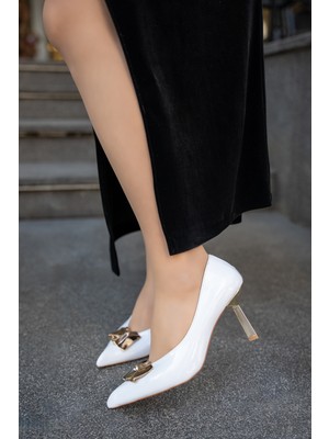 Laminta Jovena Beyaz Sivri Burun Gold Aksesuar Detaylı Kadın Topuklu Ayakkabı