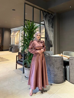 By Atelier Bella Tesettür Abiye Gül Kurusu Renkli Saten Kumaş Kadın Elbise Şık ve Zarif Özellikler