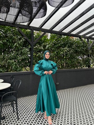 By Atelier Petrol Yeşili Cindy Tesettür Abiye Uzun Kollu Saten Malzeme İle Şık Tasarım