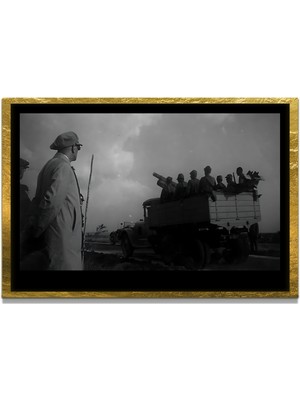 Marsilyan Yapay Zeka ile Yenilenmiş Atatürk Fotoğrafları Siyah Beyaz Cam Tablo, 3D Dekoratif Baskı 85