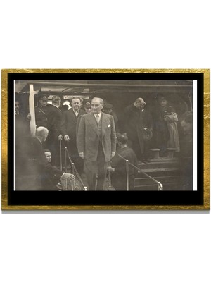 Marsilyan Yapay Zeka ile Yenilenmiş Atatürk Fotoğrafları Siyah Beyaz Cam Tablo, 3D Dekoratif Baskı 765