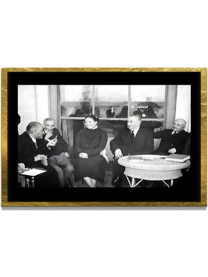 Marsilyan Yapay Zeka ile Yenilenmiş Atatürk Fotoğrafları Siyah Beyaz Cam Tablo, 3D Dekoratif Baskı 239