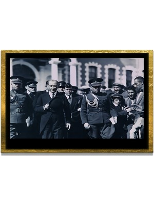 Marsilyan Yapay Zeka ile Yenilenmiş Atatürk Fotoğrafları Siyah Beyaz Cam Tablo, 3D Dekoratif Baskı 228