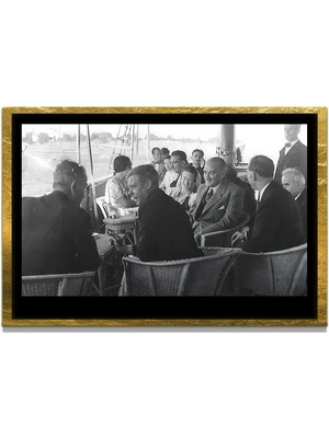 Marsilyan Yapay Zeka ile Yenilenmiş Atatürk Fotoğrafları Siyah Beyaz Cam Tablo, 3D Dekoratif Baskı 105