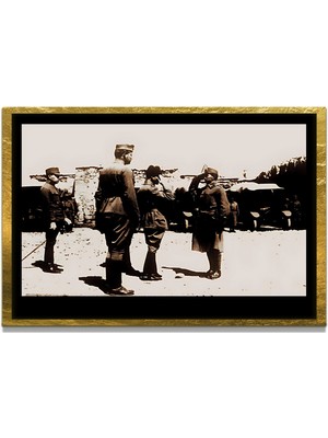 Marsilyan Yapay Zeka ile Yenilenmiş Atatürk Fotoğrafları Siyah Beyaz Cam Tablo, 3D Dekoratif Baskı 406