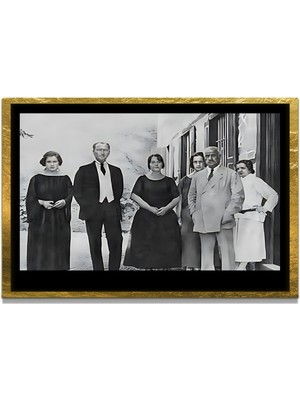 Marsilyan Yapay Zeka ile Yenilenmiş Atatürk Fotoğrafları Siyah Beyaz Cam Tablo, 3D Dekoratif Baskı 824