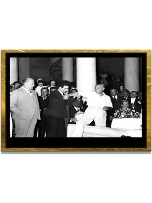 Marsilyan Yapay Zeka ile Yenilenmiş Atatürk Fotoğrafları Siyah Beyaz Cam Tablo, 3D Dekoratif Baskı 717