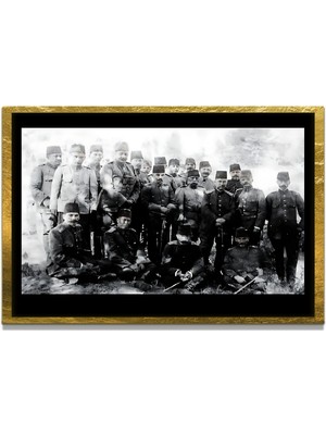 Marsilyan Yapay Zeka ile Yenilenmiş Atatürk Fotoğrafları Siyah Beyaz Cam Tablo, 3D Dekoratif Baskı 395