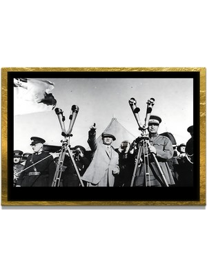 Marsilyan Yapay Zeka ile Yenilenmiş Atatürk Fotoğrafları Siyah Beyaz Cam Tablo, 3D Dekoratif Baskı 209