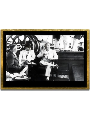 Marsilyan Yapay Zeka ile Yenilenmiş Atatürk Fotoğrafları Siyah Beyaz Cam Tablo, 3D Dekoratif Baskı 523