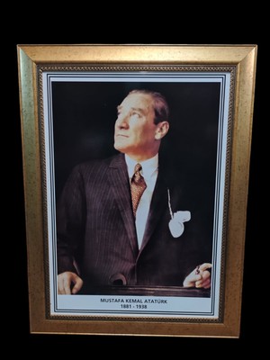 Panda Atatürk Portresi Yaldız Sarı Çerçeveli 60 x 80 cm