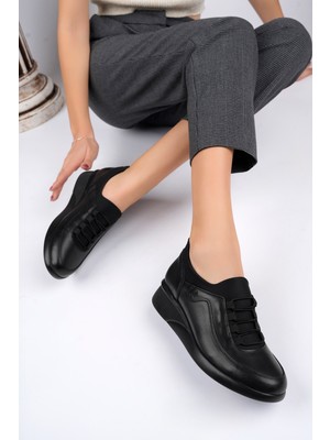 Akgün Terlik Kadın  Deri Siyah Anatomik Taban Ayakkabı