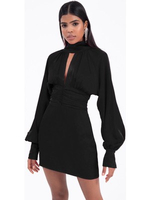 Göğüs Pencereli Boyunlu Uzun Kol Dar Etekli Saten Mevsimlik Gece Elbisesi Siyah