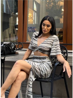 Zikzak Desen Nefes Alan Delikli Kumaş Bohem Yırtmaçlı Etek Yarım Kollu Krop Takım