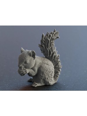 Fındık Yiyen Sincap Figürü