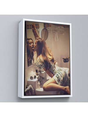 Alaz Trade Çerçeveli Aynayı Yalayan  Kadın TABLOSU-7975