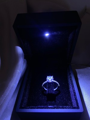 Zey Gümüş Işıklı Kutuda Yarımtur Tektaş Zirkon Taşlı 925 Ayar Gümüş Yüzük