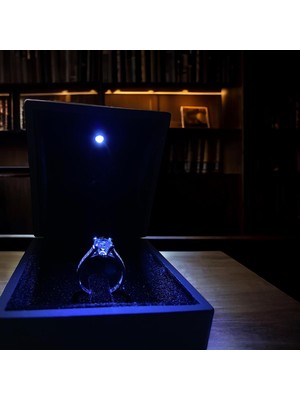 Zey Gümüş Işikli Kutuda Gümüş Rodyumlu Zirkon Taşli Parlaklığıyla Büyüleyen Pirlanta Montörlü Tektaş Yüzük