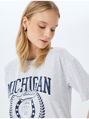 Koton Kolej Baskılı Bisiklet Yaka Kısa Kollu Rahat Kalıp T-Shirt