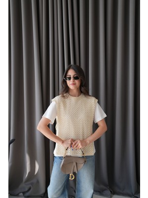 Özge Özgenç Triko Yelek Garnili Basic Tshirt Kombin