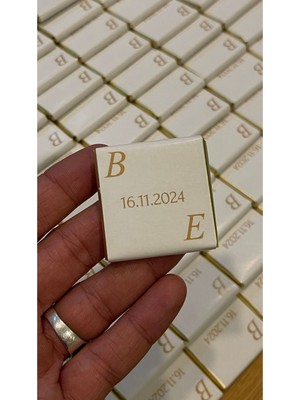 Butik Sosyetik Çikolata Etiketi Gold Renk Tam Kapama 3,5x9 cm 48 Adet