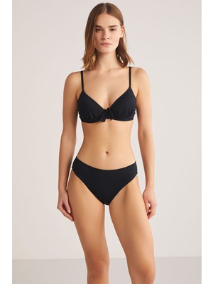 Kom Akatri Bikini